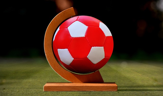 青训小将破门后被队友高高举起